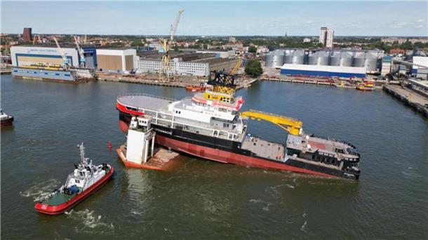 Schiffsrumpf des Mehrzweckschiffs "Mellum" wird zu Wasser gelassen