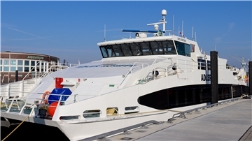 Der Katamaran „Adler Jet“ vor der Abfahrt am Helgolandkai in Wilhelmshaven.