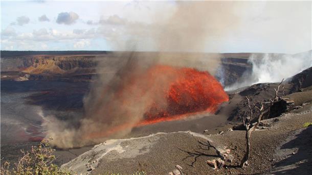 Vulkan Kilauea auf Hawaii stößt Lavafontänen aus Der Kilauea-Vulkan auf Hawaii spuckt Lavafontänen.
