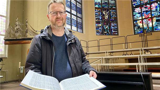 Der Kirchenmusikdirektor der Bremischen Evangelischen Kirche, David Schollmeyer, fiebert vor noch leerem Chorpodest der Bremerhavener Erstaufführung entgegen: Das selten gespielte "Requiem b-Moll" des sonst für Orgelwerke bekannten Liechtensteiner Komponisten Josef Gabriel Rheinberger
