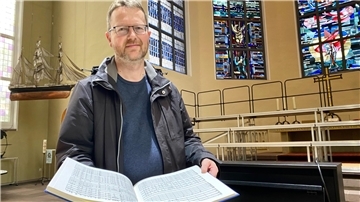 Der Kirchenmusikdirektor der Bremischen Evangelischen Kirche, David Schollmeyer, fiebert vor noch leerem Chorpodest der Bremerhavener Erstaufführung entgegen: Das selten gespielte "Requiem b-Moll" des sonst für Orgelwerke bekannten Liechtensteiner Komponisten Josef Gabriel Rheinberger