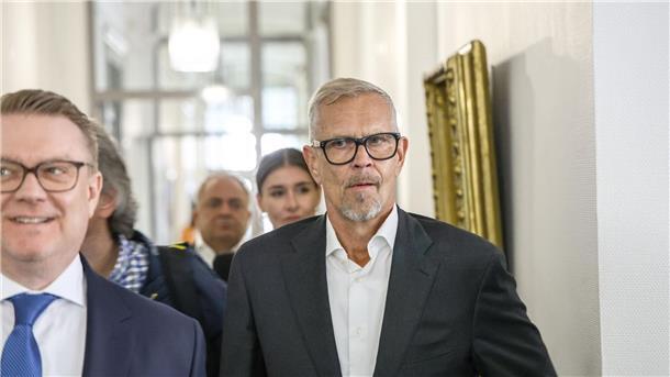 Streit bei Veltins: „Wenn Sie meine Mutter gekannt hätten“ Der Kläger wirkte vor Verhandlungsbeginn gelöst, doch es geht um viel: Den Streitwert beziffert das Gericht auf 30 Millionen Euro.
