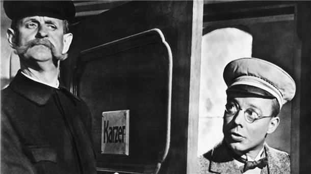 Der Klassiker „Die Feuerzangenbowle“ mit Heinz Rühmann (r.) fällt unter den Feiertags-Index. Diese Filme dürfen mangels Feiertags-Freigabe an einem Feiertag, wie Karfreitag, nicht im Kino gezeigt werden.