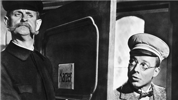 Der Klassiker „Die Feuerzangenbowle“ mit Heinz Rühmann (r.) fällt unter den Feiertags-Index. Diese Filme dürfen mangels Feiertags-Freigabe an einem Feiertag, wie Karfreitag, nicht im Kino gezeigt werden.