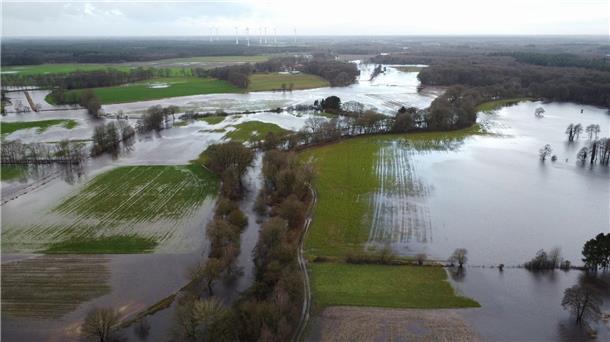 Überflugverbot für Oldenburg bis 15. Januar verlängert Der kleine Fluss Hunte ist in der Nähe vor Oldenburg über die Ufer getreten.