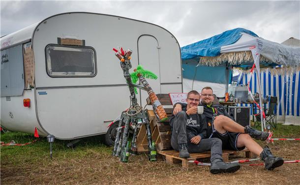 Deichbrand: Das sind die abgefahrensten Wohnwagen und Zelte auf dem Campingplatz Der kleine Wohnanhänger mit Veranda
