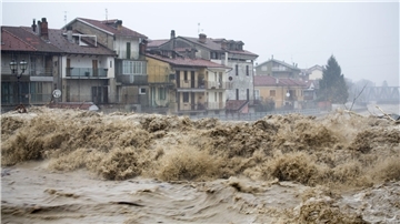  Im Ort Garessio im Piemont, Italien, wälzt sich am 24.11.2016 eine Wasser- und Schlammlawine im Fluss Tanaro