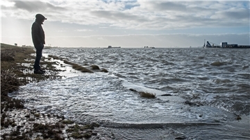 Ein Mann am Meer.