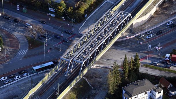 Der Knotenpunkt Cherbourger Straße/Langener Landstraße wird künftig durch den Hafentunnel entlastet. Man sieht hier die Eisenbahnbrücke, die komplett erneuert wurde.
