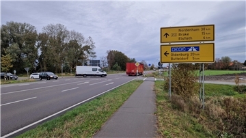 Der Knotenpunkt der B212 und L865 ist ein Unfallschwerpunkt. Auf die anhaltend hohe Zahl an Tempoverstößen reagiert der Landkreis jetzt mit der Installation eines festen Blitzes in Fahrtrichtung Brake.
