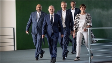 Der Koalitionsausschuss des Ampelbündnisses aus Olaf Scholz (SPD, vorne), Omid Nouripour (l), Bundesvorsitzender von Bündnis 90/Die Grünen, Saskia Esken (r), Bundesvorsitzende der SPD, sowie Christian Lindner (M), FDP-Bundesvorsitzender und Bundesminister der Finanzen, gefolgt von Regierungssprecher Steffen Hebestreit (SPD) hat ein neues Entlastungspaket für die Bürger beschlossen. Ihrer Ansicht nach ist es „überzeugend“