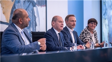 Bundeskanzler Olaf Scholz (SPD, 2.v.l.), nimmt neben Omid Nouripour (l), Bundesvorsitzender von Bündnis 90/Die Grünen, Saskia Esken (r), Bundesvorsitzende der SPD, sowie Christian Lindner, FDP-Bundesvorsitzender und Bundesminister der Finanzen, an der Pressekonferenz nach den Beratungen von SPD, Grünen und FDP im Koalitionsausschuss teil.