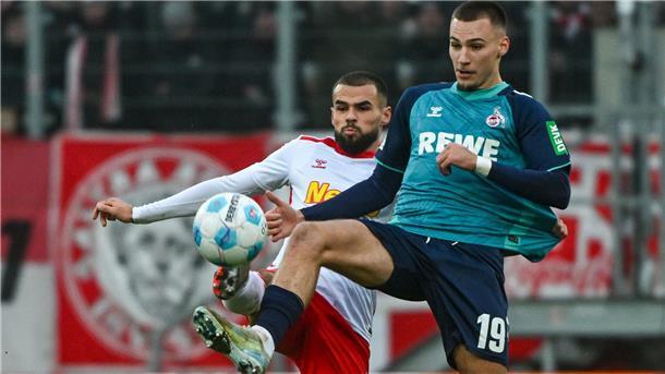 Der Kölner Tim Lemperle (rechts) und Robin Ziegele von Regensburg kämpfen um den Ball.