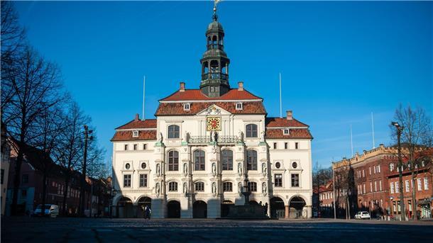 Der König bereist Feste in der Region und wirbt für die Akzeptanz Queerer Menschen.