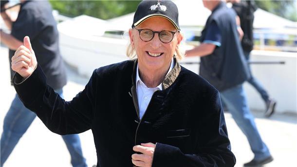 Otto Waalkes wird auf der Straße wieder erkannt Der Komiker und Künstler Otto Waalkes lächelt.