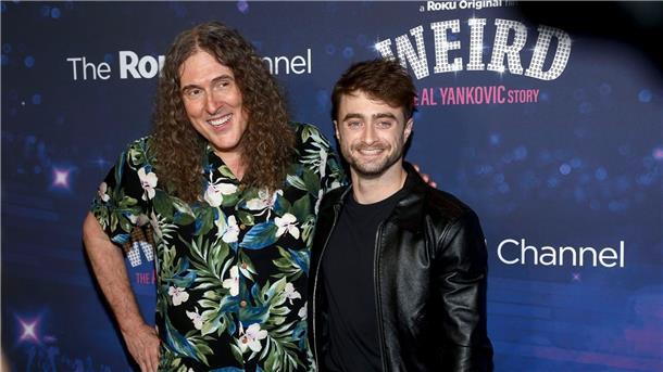 Der Komiker und Musiker Al Yankovic (l) und Daniel Radcliffe bei der Premiere von  „Weird: The Al Yankovic Story“.