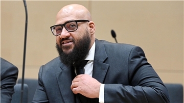 Der Komponist und Produzent Moses Pelham wartet im Bundesgerichtshof (BGH) auf den Beginn seiner Verhandlung.