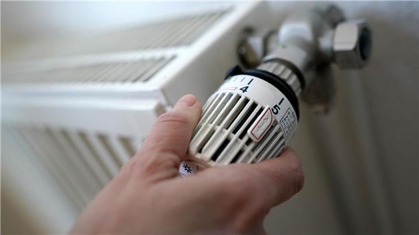 Der Kompromiss der Ampel-Koalition sieht vor, dass ab dem 1. Januar 2024 jede neu eingebaute Heizung zu 65 Prozent mit erneuerbaren Energien betrieben werden muss. Es soll aber Ausnahmen, Übergangsfristen und eine umfassende Förderung geben.