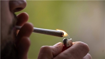 Ein Mann raucht einen Joint