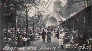 Der Konzertplatz im Englischen Garten lockte regelmäßig viele Besucher an.