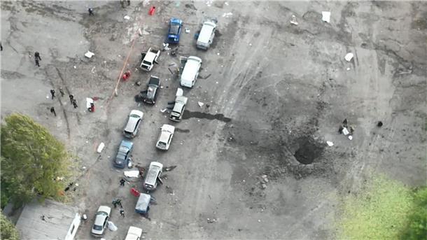 30 Tote bei Angriff von zivilem Autokonvoi in Saporischschja Der Krater des Raketenangriffs neben dem zivilen Autokonvoi in Saporischschja.