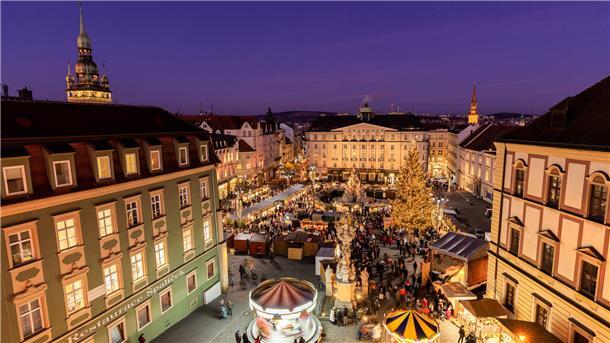 Der Krautmarkt in Brünn erstrahlt im Winter in weihnachtlichem Glanz.
