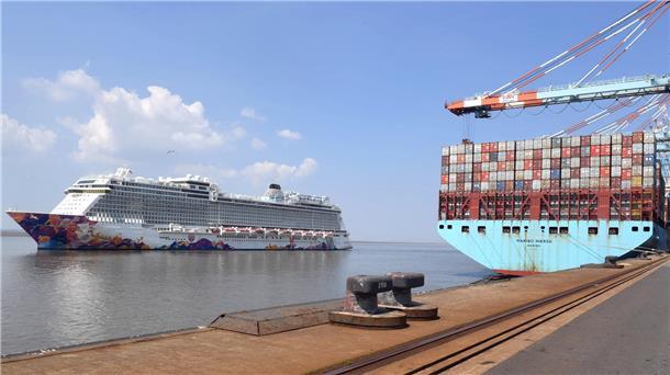 Kreuzfahrer "Manara" trifft in Bremerhaven ein.