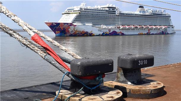 Riesen-Kreuzfahrtschiff „Manara“ erreicht Stromkaje in Bremerhaven Der Kreuzfahrer „Manara“ trifft in Bremerhaven ein. Das Schiff mit der auffälligen Bemalung liegt erst mal zwischen Container-Riesen.