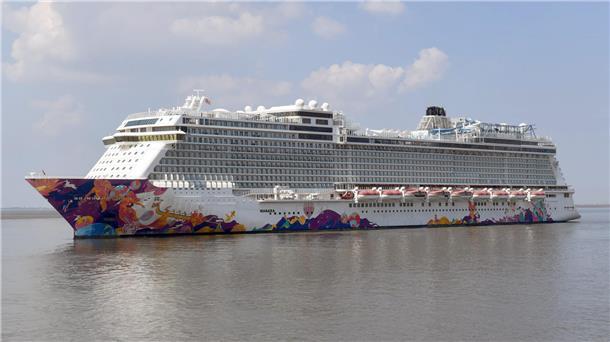 Riesen-Kreuzfahrtschiff „Manara“ erreicht Stromkaje in Bremerhaven Der Kreuzfahrer „Manara“ trifft in Bremerhaven ein. Das Schiff mit der auffälligen Bemalung liegt erst mal zwischen Container-Riesen.