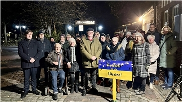 Der Krieg gegen die Ukraine macht nicht nur betroffen, er hat auch sehr konkrete Auswirkungen auf Nordenham. Die Stadt hat bislang rund 500 Flüchtlinge aufgenommen. An den Mahnwachen gegen den Krieg nimmt auch regelmäßig Nordenhams Bürgermeister Nils Siemen (links) teil. Unser Bild zeigt die jüngste Mahnwache vor der Jahnhalle.
