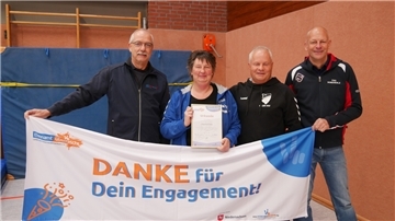 Der KSB-Vorsitzende Rüdiger Sauer sowie Frank Bretschneider und Cord Rettig (von links) vom Vorstand der TSG Nordholz nehmen die Vereinsheldin Sabine Eichele in ihre Mitte.