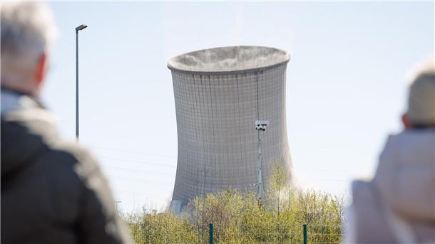 Ehemaliges Kohlekraftwerk Ibbenbüren gesprengt Der Kühlturm des ehemaligen Kohlekraftwerks Ibbenbüren kurz vor dem Fall. Auf dem Gelände soll bis 2031 eine Konverterstation für Windstrom aus der Nordsee entstehen.