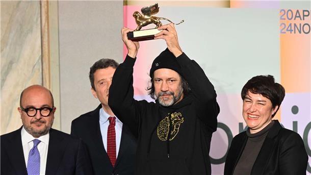 Der Künstler Archie Moore (m.) wurde mit dem Goldenen Löwen geehrt.