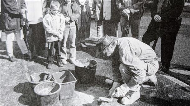 Das sind die Häuser verfolgter Juden: Die Osterstader Straße 21 Der Künstler Gunter Demnig verlegt im August 2004 die beiden Stolpersteine an der Osterstader Straße 21 in Gedenken an die ehemaligen Bewohner Jacob Wolff und Tony Wolff. Die beiden Juden wurden 1942 von den Nazis deportiert und später in KZs ermordet.
