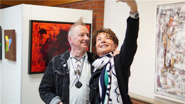 Zwei Menschen beim Selfie machen