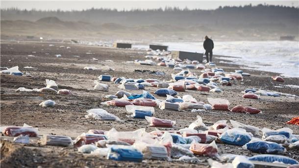 Frachter verliert mehr als 40 Container vor dänischer Küste Der Küstenstreifen zwischen Tranum und Slette Strand in Dänemark ist gesäumt von gestrandeten Containern.