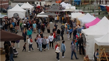 Der Kunst- und Handwerkermarkt und das Streetfood-Festival lockten viele Besucher in den Kutterhafen von Fedderwardersiel.
