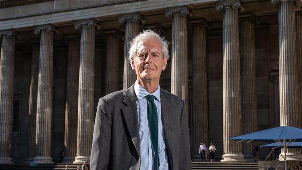Der Kunsthistoriker Sir Mark Jones vor dem British Museum.
