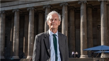 Der Kunsthistoriker Sir Mark Jones vor dem British Museum.
