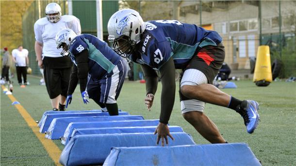 Der Kunstrasenplatz wird unter anderem von den Footballern der Bremerhaven Seahawks genutzt. Im Frühjahr wird es einen neuen Belag für das älteste Ganzjahresspielfeld in Bremerhaven geben.