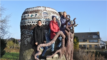 Der Kunstverein will versuchen, zwischen der Künstlerin und der Stadt zu vermitteln. Unser Bild zeigt (von links) Hans-Heinrich Berends und Anne Humboldt vom Kunstverein mit der Künstlerin Melanie Hauschild.
