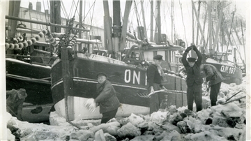 Der Kutterhafen in Fedderwardersiel feiert im kommenden Jahr sein 200-jähriges Bestehen. Hierzu wird es im Museum eine Sonderausstellung geben, die zu einer Zeitreise einladen soll. Dieses Foto zeigt den damals stark vereisten Hafen im Jahr 1956.