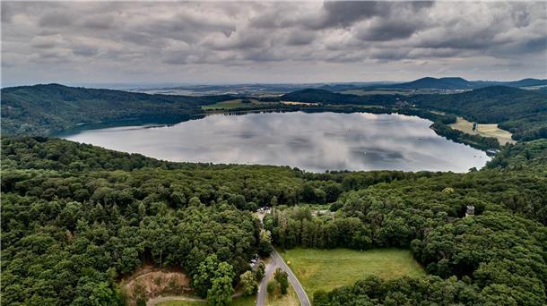 Runde Seen verraten den Vulkan Der Laacher See war einmal ein spuckender Vulkan.