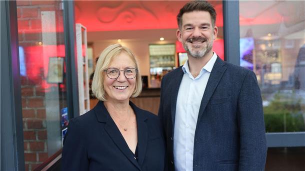 Der Lachs hat den Alaska-Seelachs wieder als Lieblingsfisch der Deutschen verdrängt, wie die Petra Weigl (l), die Vorsitzende des Fisch-Informationszentrums, Petra Weigl, und Geschäftsführer Stefan Meyer mitteilten.