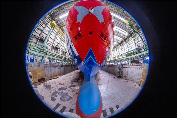 Der Lack muss noch mal ab und dann im Stile der Disney Cruise Line inspiriert von Micky Maus neu gestaltet werden. Und auch im Innern wird das noch unfertige Schiff neu gestaltet werden.