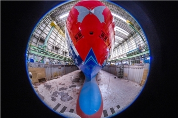 Der Lack muss noch mal ab und dann im Stile der Disney Cruise Line inspiriert von Micky Maus neu gestaltet werden. Und auch im Innern wird das noch unfertige Schiff neu gestaltet werden.