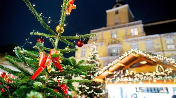 Lichter, Maritimes und Rekorde - Weihnachtsmärkte im Norden Der Lamberti-Markt in Oldenburg startet ab dem 26. November. (Archivbild)