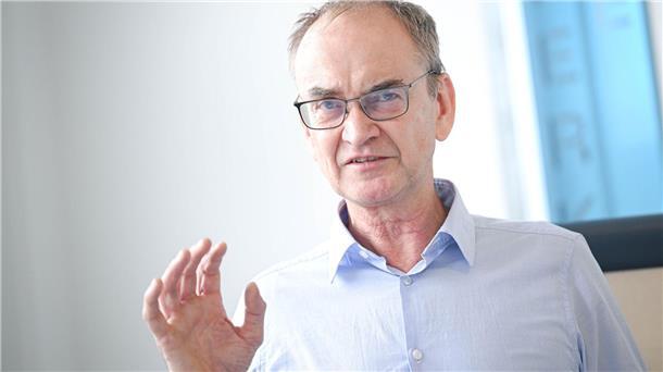 Der Landesarchäologe Dieter Bischop unterstreicht die Bedeutung des Fundes.