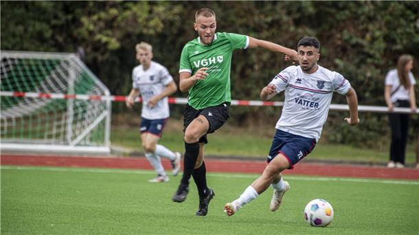Der Landesligist FC Hagen/Uthlede um Julian Deppe (links) will gegen Neetze den neunten Saisonsieg in Folge einspielen.