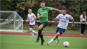 Der Landesligist FC Hagen/Uthlede um Julian Deppe (links) will gegen Neetze den neunten Saisonsieg in Folge einspielen.